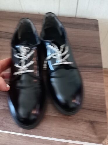 ботильоны на каблуке: Qara laklı qadın ayaqqabısı - Model: klassik bağlamalı oksford üslubu