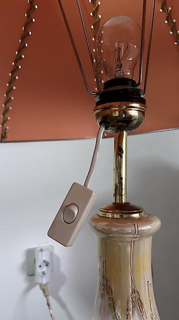 retro komode: Podna stara lampa,retro estetika sa abažurom klasičnog — 3