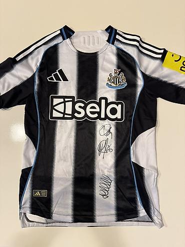 ağ koftalar: Məhsul: Newcastle United 2023/24 ev forması – imzalı kolleksiya — 1