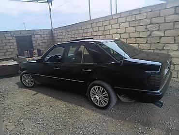 фургоны категории б: Mercedes-Benz E-Class (W124) sedan, qara rəng. Xüsusiyyətlər: - — 2