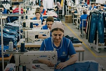 tikis masni: Salam bizə overlokda ve düz maşında işləməyi bacaran tikişçilər — 1