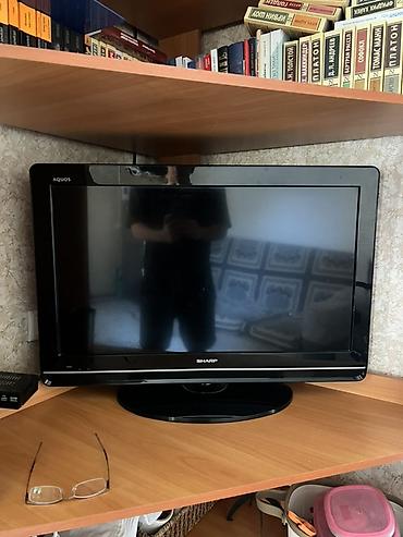 studio display: Телевизор Sharp AQUOS, диагональ около 32" (визуально). ЖК-панель с — 1