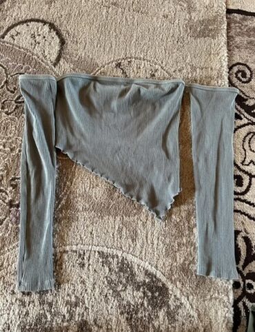 Dəstlər, kostyumlar: Bershka brendinə məxsus, mavi rəngli, uzunqol, açıq çiyinli crop. M