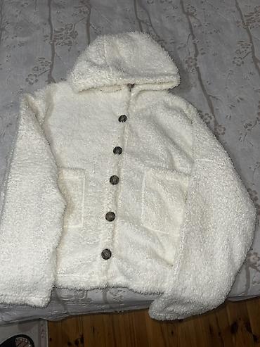 ag jaket: Ağ rəngli, kapüşonlu tüklü jaket/kardaşka. - Yumşaq, isti və tüklü — 2