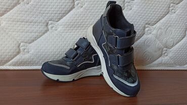 Кроссовки и спортивная обувь: Продаю ботиночки деми, натуральная кожа 28 размера в отличном
