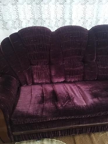 2ci əl kunc divan: Bənövşəyi rəngli, yumşaq məxmər/parça üzlü üçoturacaqlı divan. - — 1