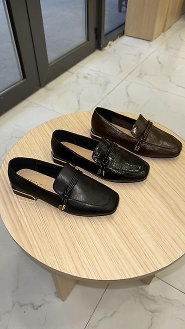 Makasin və loferlər: Qadın loaferləri – klassik kvadrat burunlu, alçaq dabanlı - Material — 2