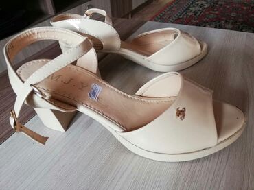 обувь женские бу: Продаю босоножки лакированные, обувались 1 раз, разм. 39, в отличном
