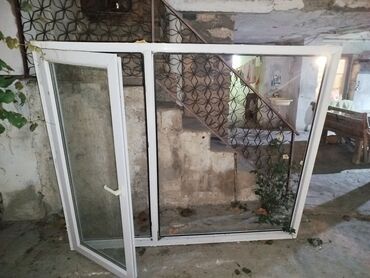 Taxta pəncərələr: PVC plastik pəncərə bloku - Material: ağ rəngli PVC profil -