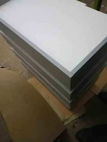 Komode: Pult 12 Materijal i Dekor: Izrađuje se od univera debljine 18mm u — 13