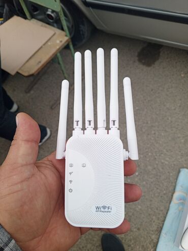 Modemlər və şəbəkə avadanlıqları: Ağ rəngdə olan bu Wi-Fi AP Repeater, ev və ya ofis şəraitində Wi-Fi