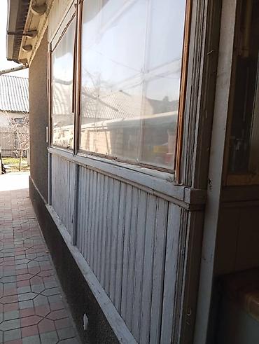 запад: Продаётся жилой дом с кирпичным ограждением и выездом на улицу через — 6