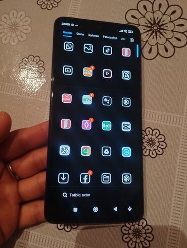Qaşıqlar: Bu smartfon rahat və yığcam dizaynı ilə seçilir. Qara rəngdə olan bu