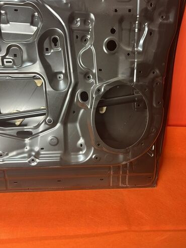 Двери и комплектующие: Новая передняя левая дверь автомобиля, выполненная из металла и — 10