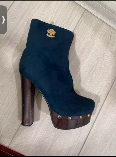 Туфли: Размер: первые 5 фото 35-36 
6-10 фото 36 
11 фото 37 — 11