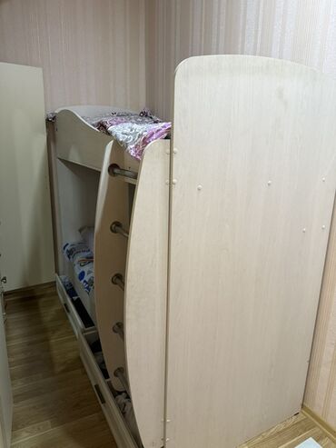 İkimərtəbəli uşaq çarpayıları: Oğlan və qız üçün, Çarpayı, Matras ilə, Siyirməli, Taxta