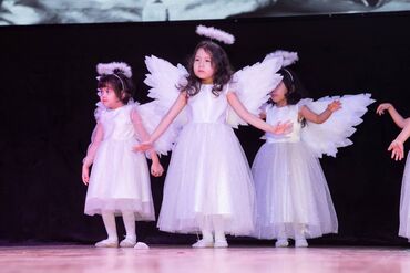 аренда колясок: Сдаются на прокат белые блестящие детские платья на 5-7 лет. платье на