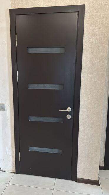 Pəncərələr: 6 ədəd otaq qapısı çərçivə ilə hündürlük 2.14 eni 86 sm tecılı satılır