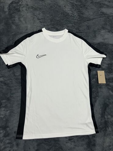 јашар ахмедовски venčajte me sa njenom lepotom: Nike dri fit original majica sa etiketom
Velicina L NOVA