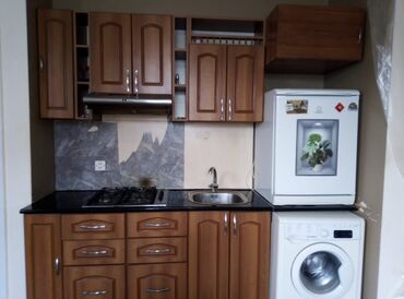 входные и межкомнатные двери: Taxta mətbəx mebeli. Qaz plitəsi, aspirator və moyka daxildir, amma