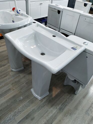 ик удлинитель: Ayaq üstə dayanan ağ rəngli keramika lavabo, hamam otağı üçün nəzərdə