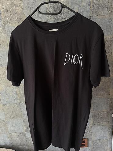 Другое: Qara T‑shirt – “Dior” yazılı

2 defe geyinilib. Razmer M — 1