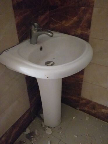 Digər: Ağ rəngdə, keramikadan hazırlanmış unitaz dəsti. Dəstə unitaz çanağı