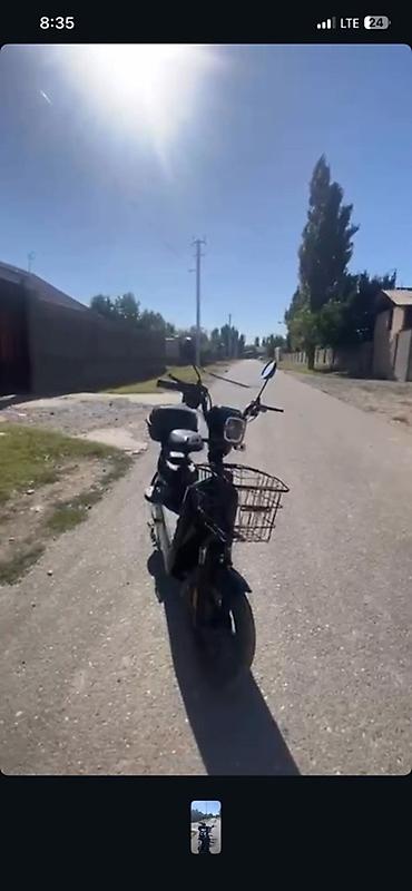 мото зонтик: Электроскутер компактного городского формата с удобной вертикальной — 1