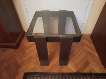 Stolovi: Mali drveni (klub) stocic sa staklom Dimenzije 48x48 cm Visina oko — 5