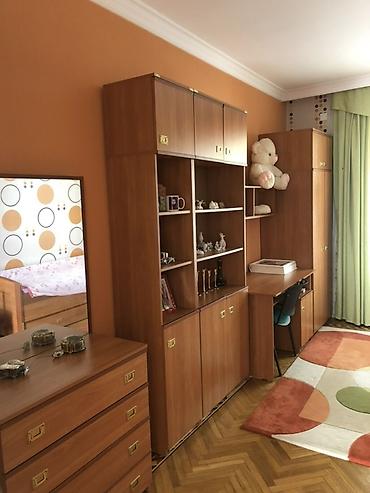 madeyra gənc odası: Yeniyetmə üçün tam mebel dəsti satılır. Dəstə daxildir: çarpayı, şkaf — 3