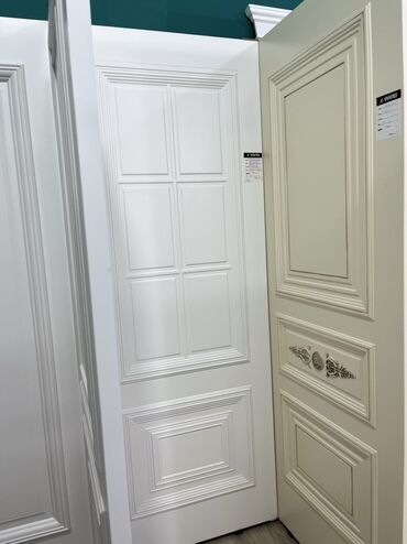 ev qapi: Ağ rəngdə, klassik dizaynlı qapı. Mürəkkəb panelləri və dekorativ