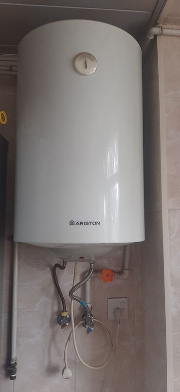 Tikinti daşları: Ariston elektrik su qızdırıcısı (divara montajlı, silindrik model) -