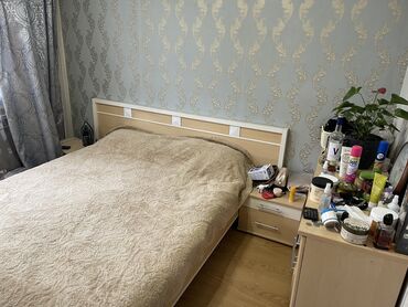 королевский спальный мебель: Спальный гарнитур, Двуспальная кровать, Шкаф, Тумба, цвет - Бежевый, Б/у