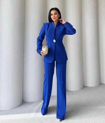 Kostimi: Elegantno žensko odelo u više boja, sa sakoom i pantalonama. Sako ima — 9