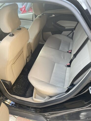 Ford: Ford Focus: 1 l | 2016 il 260 km Sedan — 6