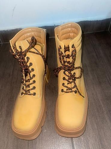 bata gležnjače: Bershka ženske čizme. Potpuno nove. Br 37 — 5