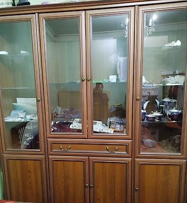 kitab refi mebel: Klassik üslubda vitrinli şkaf - Material: ağac teksturası ilə — 1