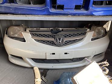 Передняя часть кузова Honda в сборе: бампер, решётка радиатора, фары и