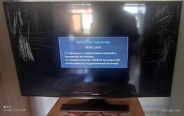 Televizorlar: Samsung LED televizor, təxminən 40–43 düym ekran (16:9). Aşağıdakı — 3
