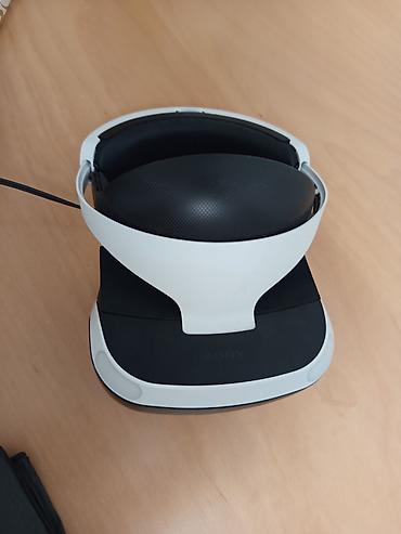 plesteyşin: Sony PlayStation VR dəsti və PlayStation Camera. Ağ-qara rəngli VR — 2
