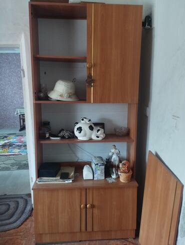 мебель спальни: Шкафчик для вещей,по усмотрению цвет светло коричневый без царапин и