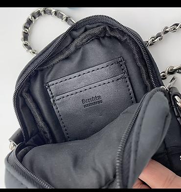 burker часы: Сумка-кроссбоди Bershka компактного формата в черном цвете. Модель — 5