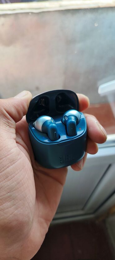 чехлы аниме: Беспроводные наушники JBL с зарядным кейсом, цвет — сине-бирюзовый