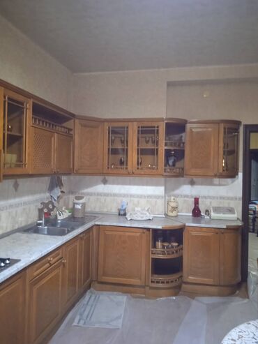 Mətbəx mebeli: Təmiz taxta, uzunluğu 7 metrədən artıq, eni 60 sm (hündürlüyü 90 sm 2 — 8