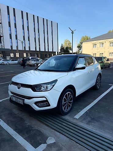 jak авто: Компактный кроссовер Ssang Yong Tivoli белого цвета с черной крышей и — 7