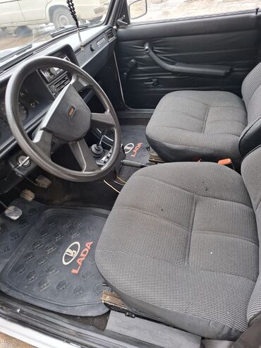 VAZ (LADA): VAZ 2107 sedan – ağ rəng, klassik korpus dizaynı. - Kuzov: 4 qapı — 4