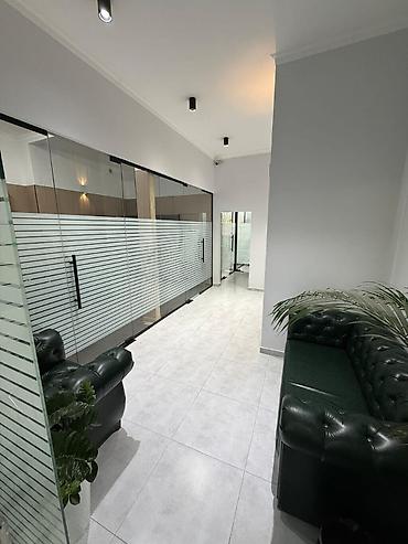 Коммерческая недвижимость: Сдаю Офис целиком: 255 м², В жилом комплексе, С ремонтом, С отдельным входом, С отдельным санузлом, С системой безопасности — 8