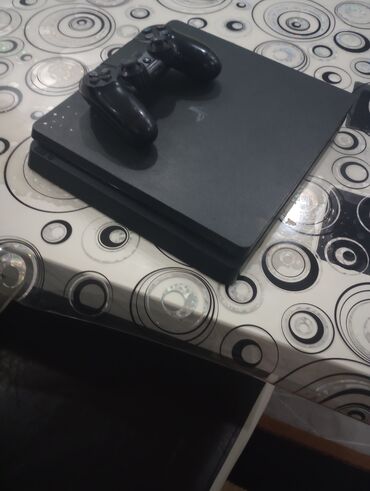 cena sony playstation 4: Jedan djojstik uz njega ide