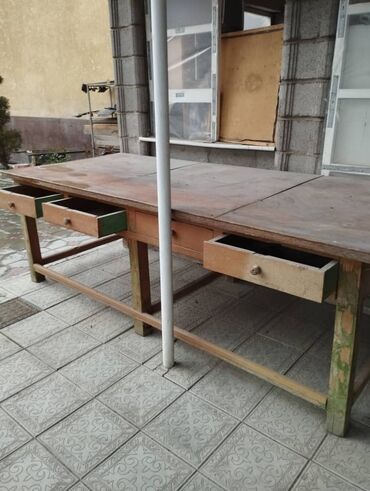 деревянные ящики бишкек: Продаю деревянный добротный стол для мастерской! Стол находится в жм