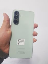 телефон бэушный: Samsung Galaxy A56, Колдонулган, 256 ГБ, түсү - Саргыч боз, 2 SIM